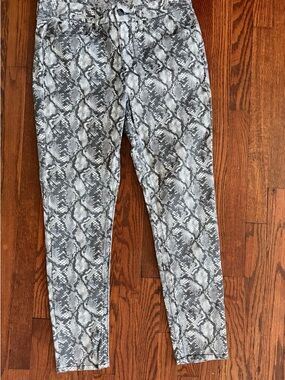 Seven7 Women Skinny Jeans - Gray Snake Print